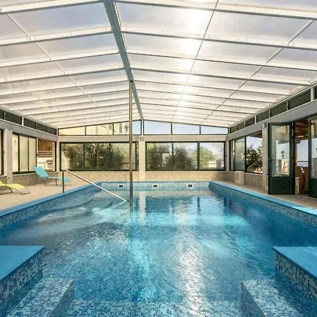 Casa With Indoor Heated Pool فيلة *