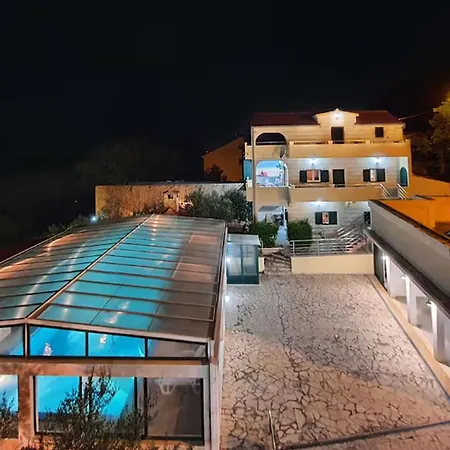 Casa With Indoor Heated Pool فيلة